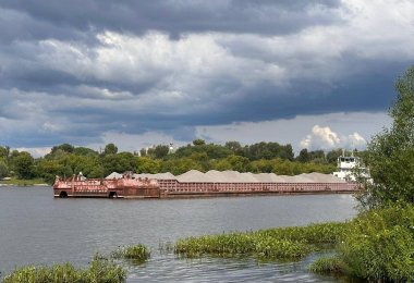 Эконеруд Групп игнорирует запрет на строительство и ведет перевалку сырья на берегу